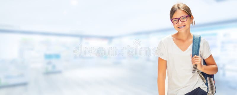 Retrato de la colegiala adolescente feliz moderna con el backpackand o del bolso imagen de archivo libre de regalías Retrato de la colegiala adolescente feliz moderna con el backpackand o del bolso imagen de archivo libre de regalías
