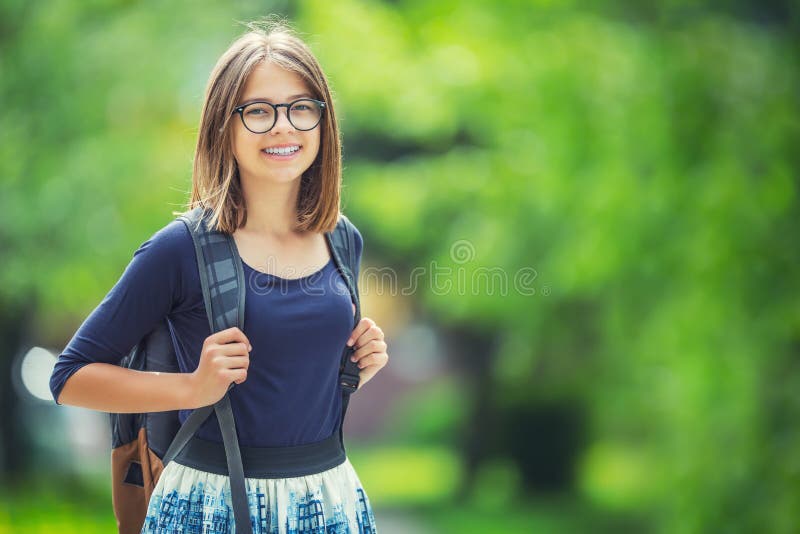 Retrato de la colegiala adolescente joven atractiva con la mochila fotografía de archivo Retrato de la colegiala adolescente joven atractiva con la mochila fotografía de archivo