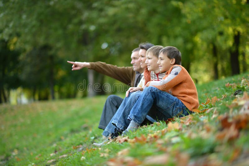 Retrato de la familia de cuatro miembros en parque del otoño imagen de archivo libre de regalías Retrato de la familia de cuatro miembros en parque del otoño imagen de archivo libre de regalías