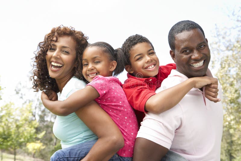 Retrato de la familia feliz en parque imagen de archivo libre de regalías
