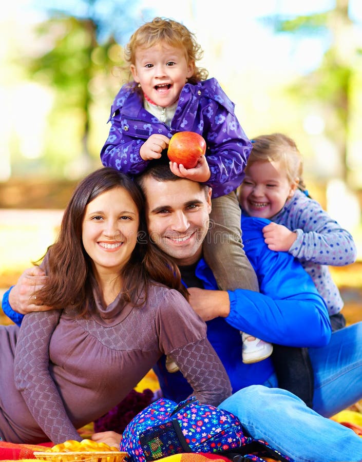 Retrato de la familia feliz en parque del otoño foto de archivo libre de regalías Retrato de la familia feliz en parque del otoño foto de archivo libre de regalías