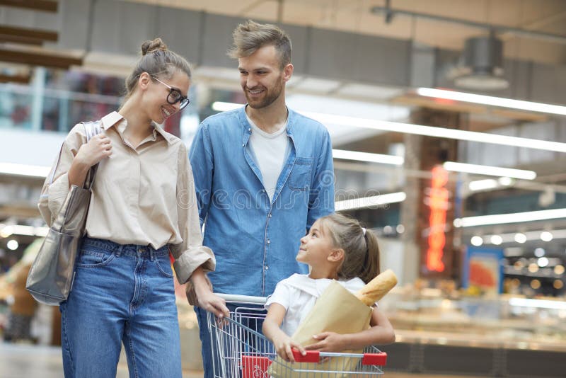 Retrato de la familia feliz en supermercado imagen de archivo libre de regalías Retrato de la familia feliz en supermercado imagen de archivo libre de regalías