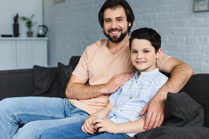retrato de la familia feliz que descansa sobre el sofá fotos de archivo libres de regalías retrato de la familia feliz que descansa sobre el sofá fotos de archivo libres de regalías