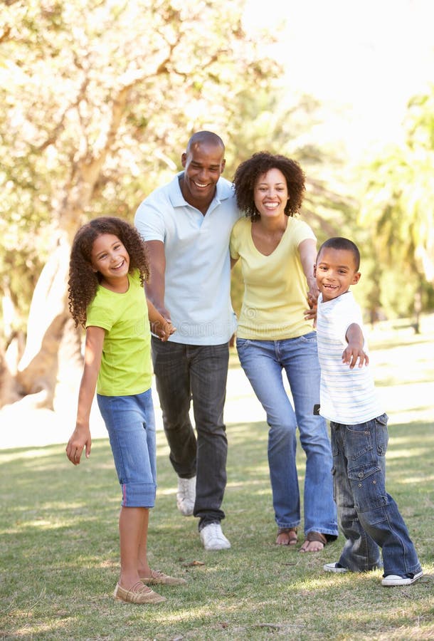 Retrato de la familia feliz que recorre en parque imágenes de archivo libres de regalías