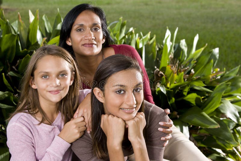 Retrato de la familia, madre con las hijas hermosas fotos de archivo Retrato de la familia, madre con las hijas hermosas fotos de archivo