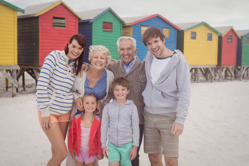 Retrato de la familia multigeneración en la playa fotografía de archivo libre de regalías Retrato de la familia multigeneración en la playa fotografía de archivo libre de regalías