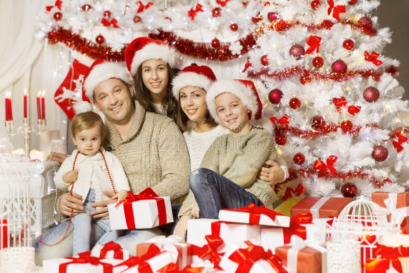 Retrato de la familia de la Navidad, padre feliz Mother Children Baby imagenes de archivo Retrato de la familia de la Navidad, padre feliz Mother Children Baby imagenes de archivo