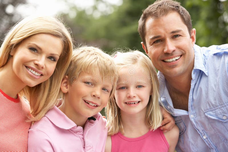 Retrato de la familia que se relaja en campo fotos de archivo libres de regalías Retrato de la familia que se relaja en campo fotos de archivo libres de regalías