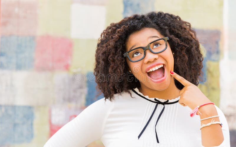 Retrato de la forma de vida de la mujer hermosa que hace una cara tonta foto de archivo Retrato de la forma de vida de la mujer hermosa que hace una cara tonta foto de archivo