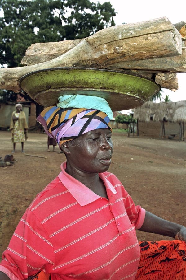 Retrato de la leña que lleva de la mujer ghanesa fotografía de archivo libre de regalías Retrato de la leña que lleva de la mujer ghanesa fotografía de archivo libre de regalías