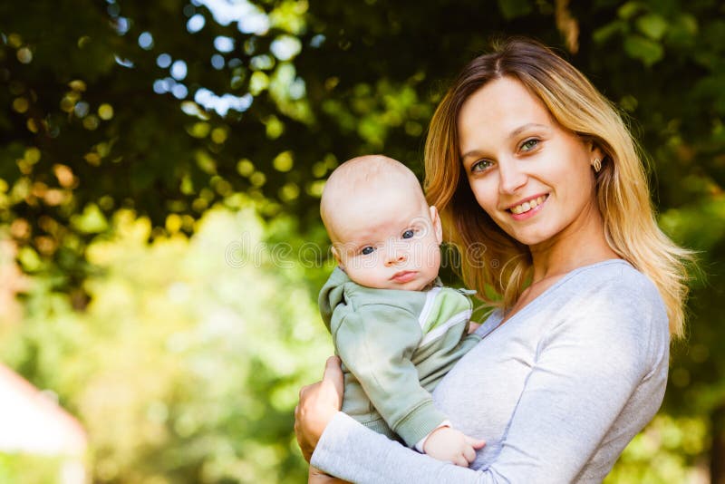 Retrato de la madre joven que detiene al bebé lindo fotos de archivo libres de regalías Retrato de la madre joven que detiene al bebé lindo fotos de archivo libres de regalías