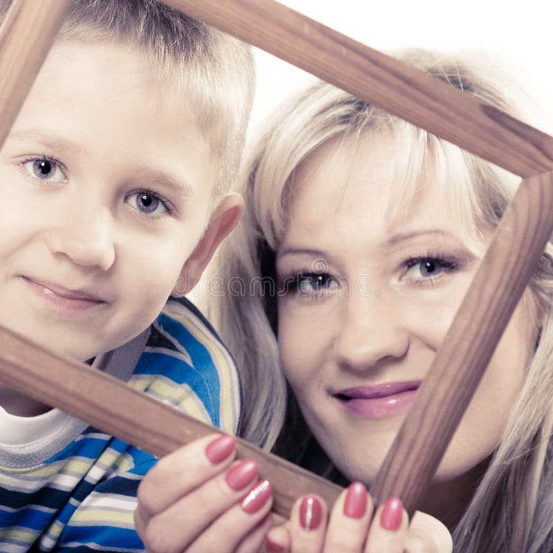 Retrato de la madre y del hijo que llevan a cabo el marco de la foto fotos de archivo libres de regalías Retrato de la madre y del hijo que llevan a cabo el marco de la foto fotos de archivo libres de regalías