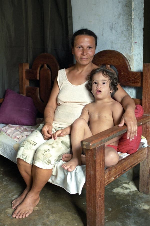Retrato de la madre y del niño con Síndrome de Down imagen de archivo libre de regalías Retrato de la madre y del niño con Síndrome de Down imagen de archivo libre de regalías