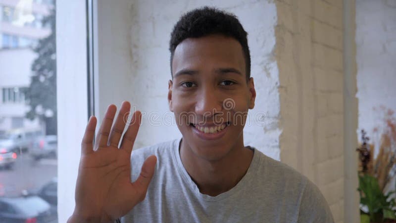Retrato de la mano que agita del hombre afroamericano en interior del desván foto de archivo libre de regalías Retrato de la mano que agita del hombre afroamericano en interior del desván foto de archivo libre de regalías