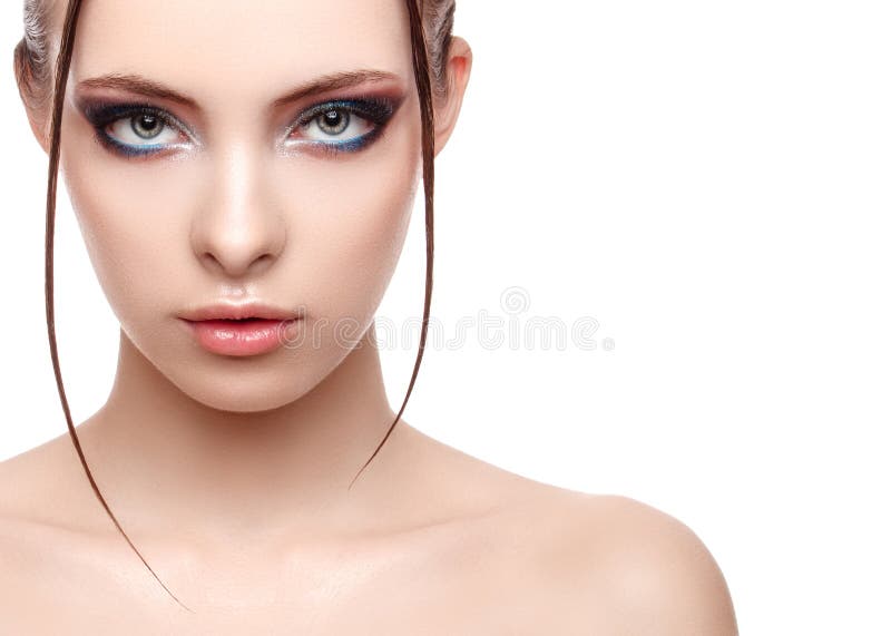 retrato de la Mitad-cara de la mujer sensible hermosa con la piel limpia fresca perfecta, efecto mojado sobre su cara y cuerpo foto de archivo libre de regalías retrato de la Mitad-cara de la mujer sensible hermosa con la piel limpia fresca perfecta, efecto mojado sobre su cara y cuerpo foto de archivo libre de regalías
