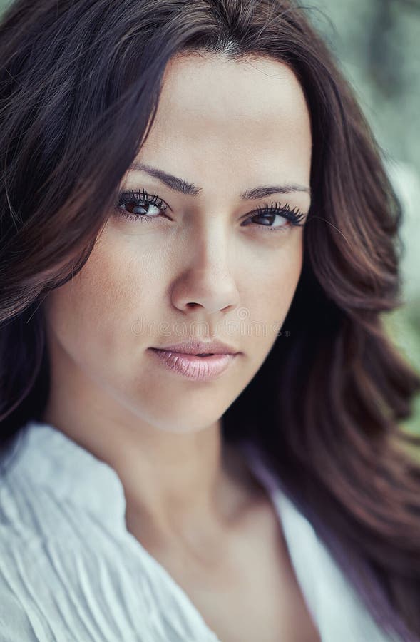 Retrato de la moda de sorprender cierre moreno de la mujer para arriba foto de archivo Retrato de la moda de sorprender cierre moreno de la mujer para arriba foto de archivo
