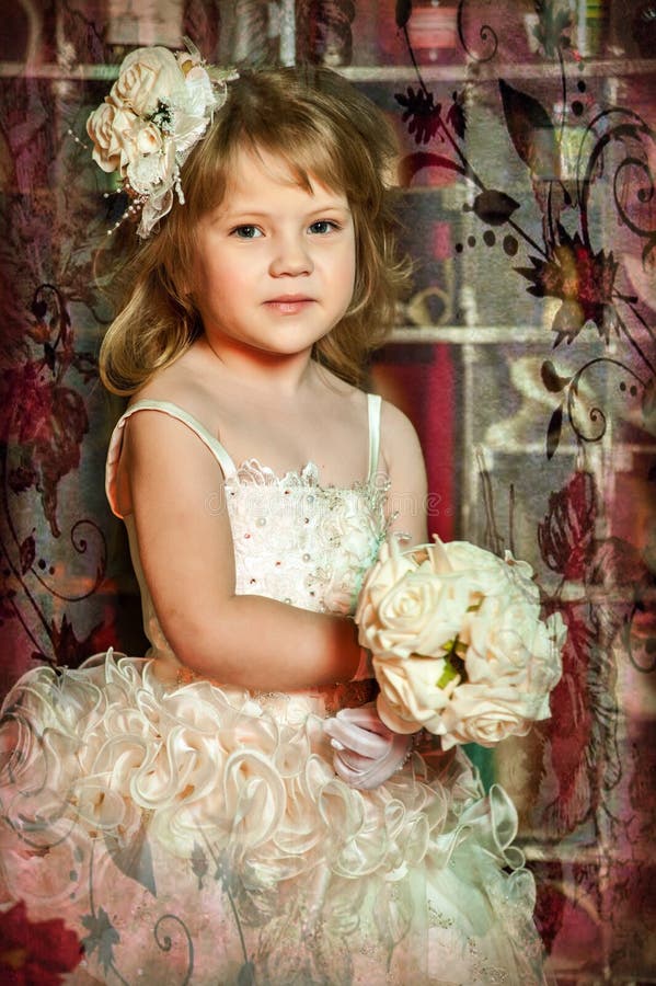 Niña Elegante En El Vestido Y Los Guantes Blancos Imagen de archivo -  Imagen de lindo, retrato: 39050843