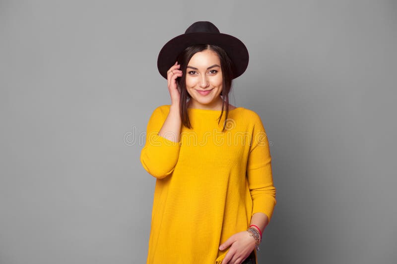 Retrato de la muchacha adolescente de la moda sobre fondo gris imágenes de archivo libres de regalías Retrato de la muchacha adolescente de la moda sobre fondo gris imágenes de archivo libres de regalías