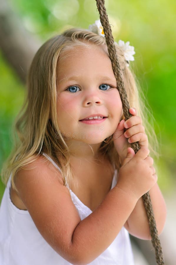 Retrato de la muchacha adorable del niño al aire libre