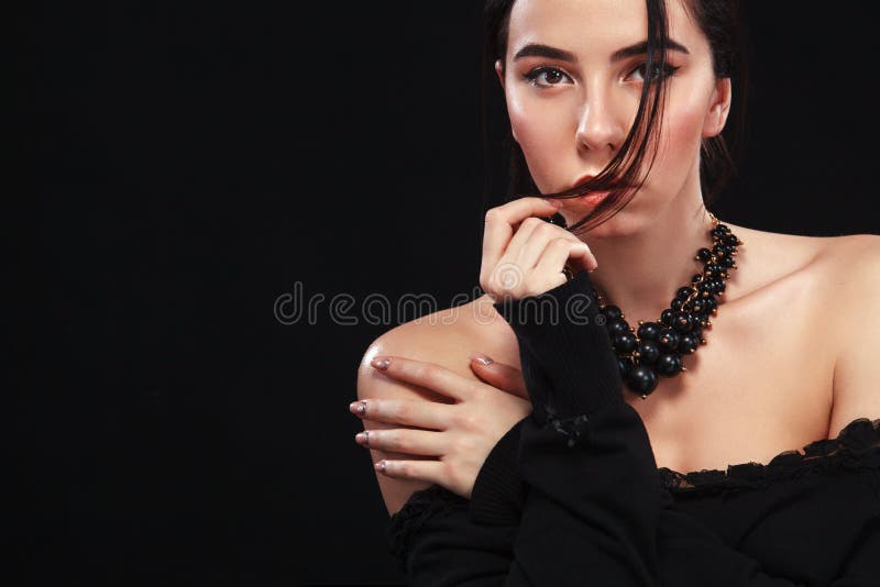 Retrato de la muchacha atractiva hermosa del brunnete, en fondo negro Modelo bonito de la muchacha Una mujer morena en un vestido imagenes de archivo Retrato de la muchacha atractiva hermosa del brunnete, en fondo negro Modelo bonito de la muchacha Una mujer morena en un vestido imagenes de archivo