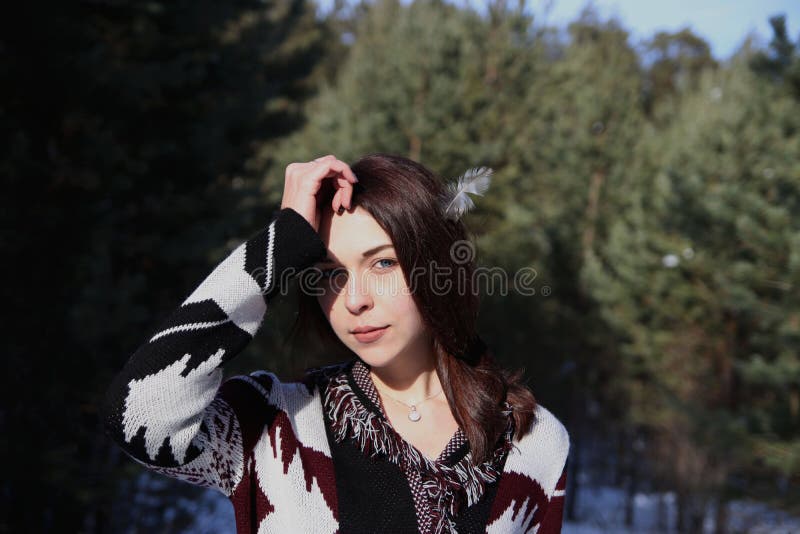 Retrato de la muchacha atractiva hermosa joven con el pelo marrón largo y los ojos azules Ella lleva la ropa ornamental étnica de imagenes de archivo Retrato de la muchacha atractiva hermosa joven con el pelo marrón largo y los ojos azules Ella lleva la ropa ornamental étnica de imagenes de archivo