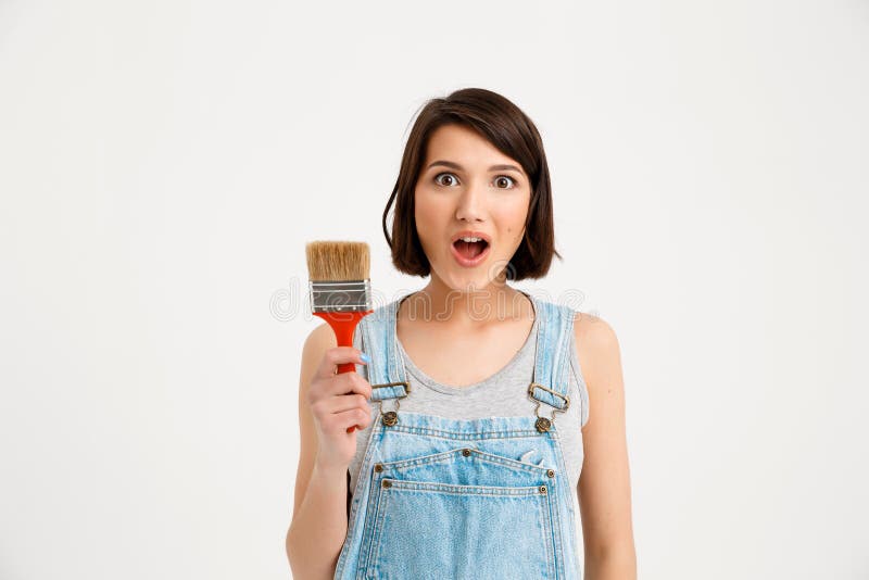 Retrato de la muchacha bonita joven, pareciendo sorprendido, llevando a cabo dolor fotografía de archivo Retrato de la muchacha bonita joven, pareciendo sorprendido, llevando a cabo dolor fotografía de archivo