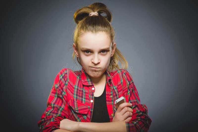 Retrato de la muchacha de la ofensa con el móvil o el teléfono celular Emoción humana negativa imagen de archivo libre de regalías Retrato de la muchacha de la ofensa con el móvil o el teléfono celular Emoción humana negativa imagen de archivo libre de regalías