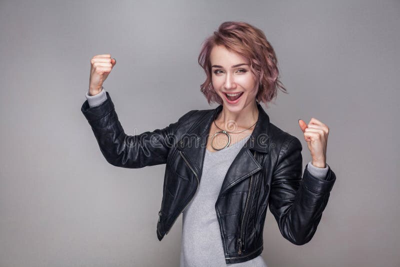 Retrato de la muchacha hermosa del ganador sorprendido con el peinado corto, maquillaje en la situación de la chaqueta de cuero, fotos de archivo Retrato de la muchacha hermosa del ganador sorprendido con el peinado corto, maquillaje en la situación de la chaqueta de cuero, fotos de archivo