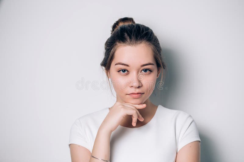Retrato de la muchacha hermosa en un fondo blanco fotografía de archivo libre de regalías Retrato de la muchacha hermosa en un fondo blanco fotografía de archivo libre de regalías