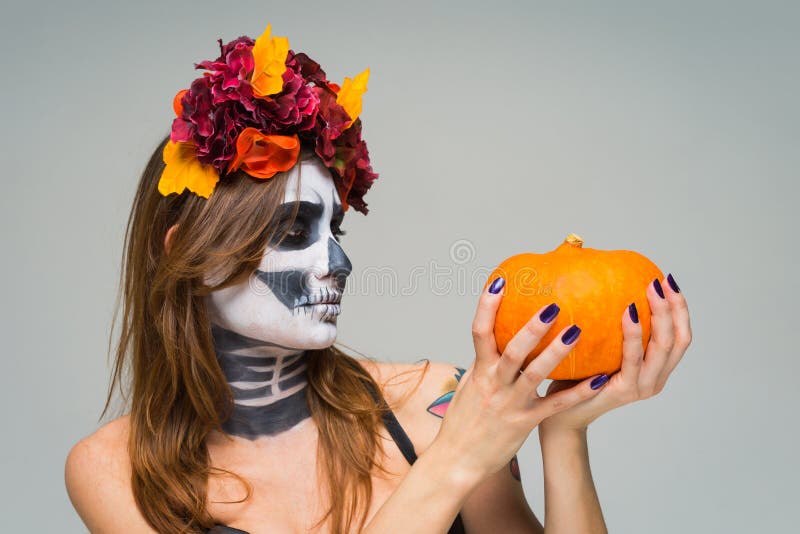 Retrato de la muchacha hermosa joven con el maquillaje esquelético temeroso de Halloween con una guirnalda Katrina Calavera hecho foto de archivo libre de regalías