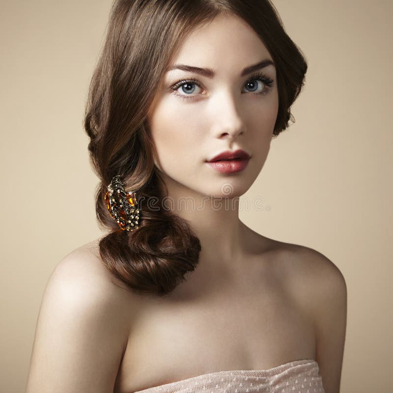 Retrato de la muchacha hermosa joven fotografía de archivo