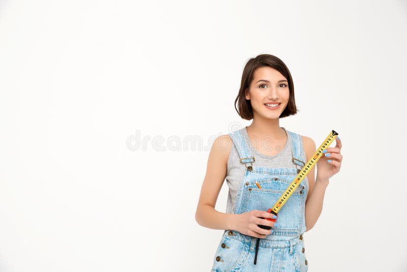 Retrato de la muchacha hermosa sonriente de los jóvenes, llevando a cabo cinta métrica imagenes de archivo Retrato de la muchacha hermosa sonriente de los jóvenes, llevando a cabo cinta métrica imagenes de archivo