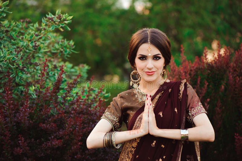Retrato De La Muchacha India Hermosa Modelo Hindú Joven De La Mujer Con  Mehndi Del Tatoo Y Joyería Kundan Traje Tradicional Imagen de archivo -  Imagen de elegancia, novia: 141418437