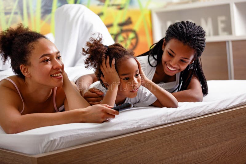 Retrato de la muchacha linda afroamericana joven con la madre y el SIS imágenes de archivo libres de regalías Retrato de la muchacha linda afroamericana joven con la madre y el SIS imágenes de archivo libres de regalías