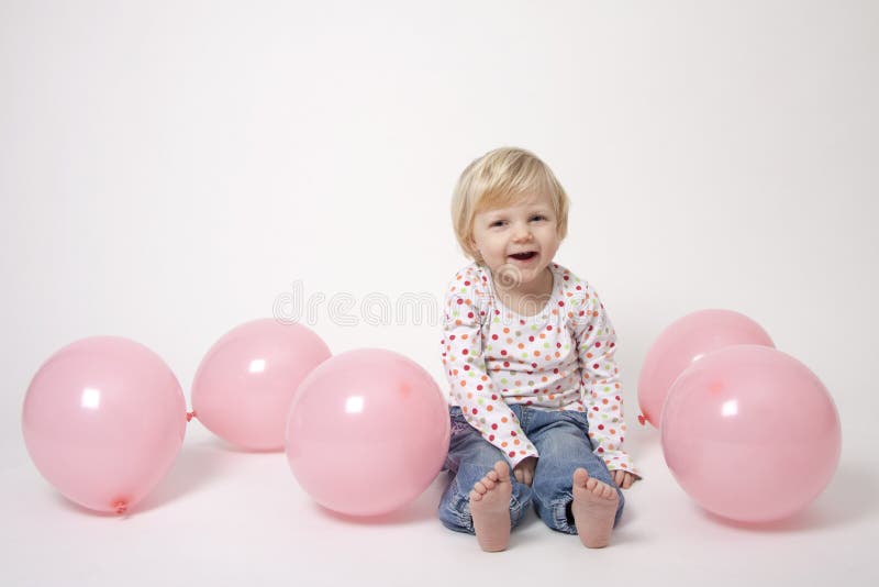 Pequeño Bebé Rubio Dos Años Con Los Globos Grandes Del Rosa Y Blancos En Su  Fiesta De Cumpleaños Foto de archivo - Imagen de interesante, celebre:  130670974