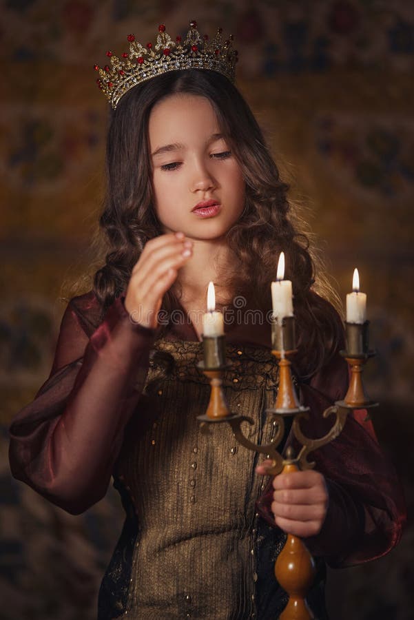 Retrato de la muchacha linda que lleva una corona con la palmatoria en manos Reina o princesa joven fotos de archivo libres de regalías