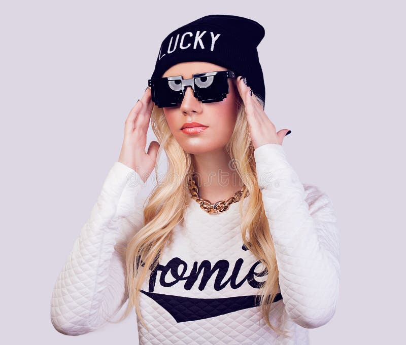 Retrato de la muchacha rubia hermosa con las gafas de sol imagenes de archivo Retrato de la muchacha rubia hermosa con las gafas de sol imagenes de archivo