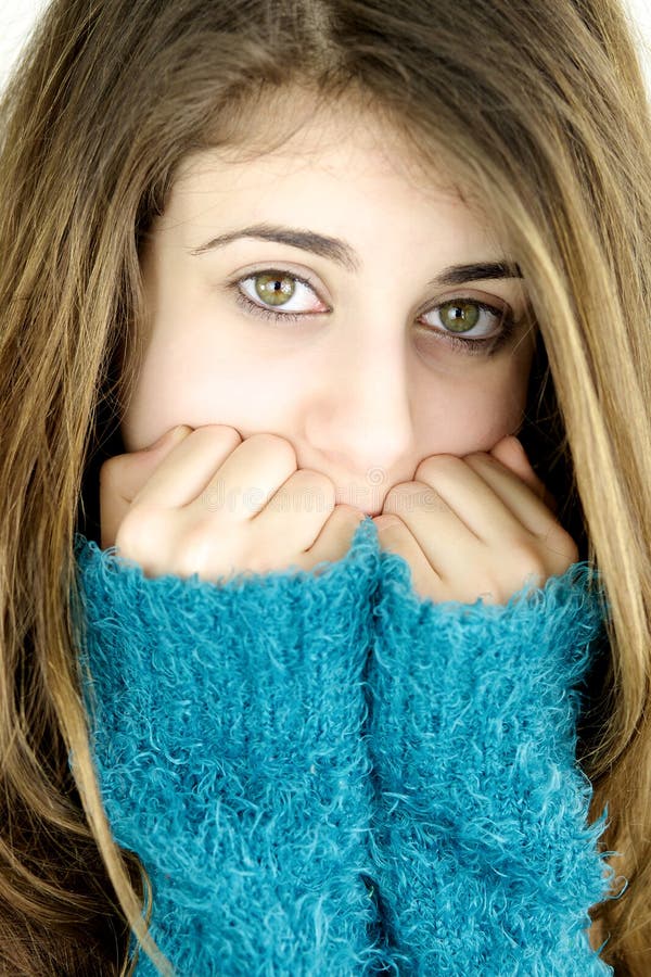 Retrato de la muchacha triste joven con los ojos verdes imagen de archivo Retrato de la muchacha triste joven con los ojos verdes imagen de archivo