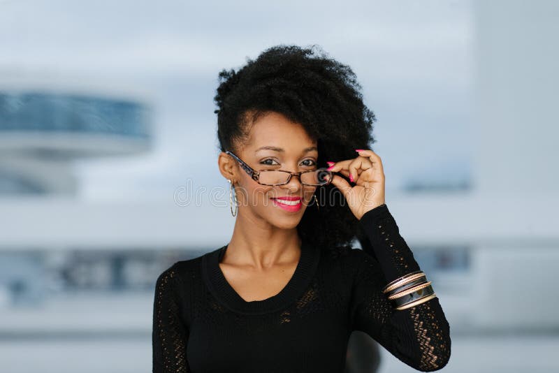 Retrato de la mujer afro elegante del peinado foto de archivo Retrato de la mujer afro elegante del peinado foto de archivo