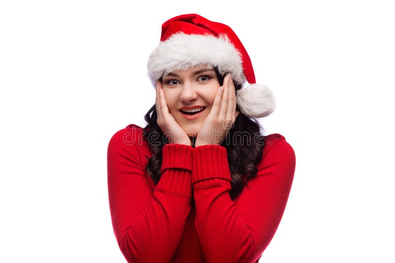 Retrato de la mujer alegre que lleva el sombrero de santa en suéter rojo, sonriendo ampliamente y sosteniendo las palmas cerca de imágenes de archivo libres de regalías Retrato de la mujer alegre que lleva el sombrero de santa en suéter rojo, sonriendo ampliamente y sosteniendo las palmas cerca de imágenes de archivo libres de regalías