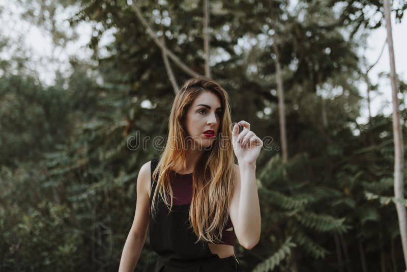 Retrato de la mujer alternativa casual en el bosque imagen de archivo Retrato de la mujer alternativa casual en el bosque imagen de archivo