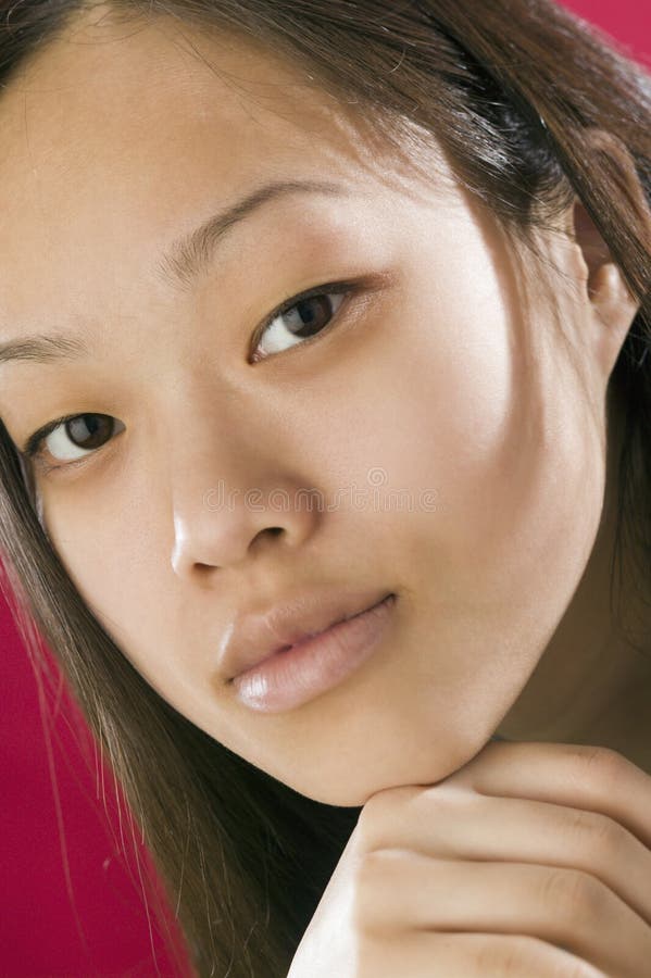 Retrato de la mujer asiática joven