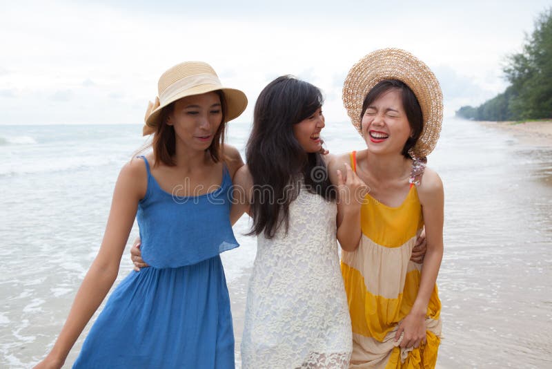 Retrato de la mujer asiática joven con bea que lleva de la emoción de la felicidad fotos de archivo Retrato de la mujer asiática joven con bea que lleva de la emoción de la felicidad fotos de archivo
