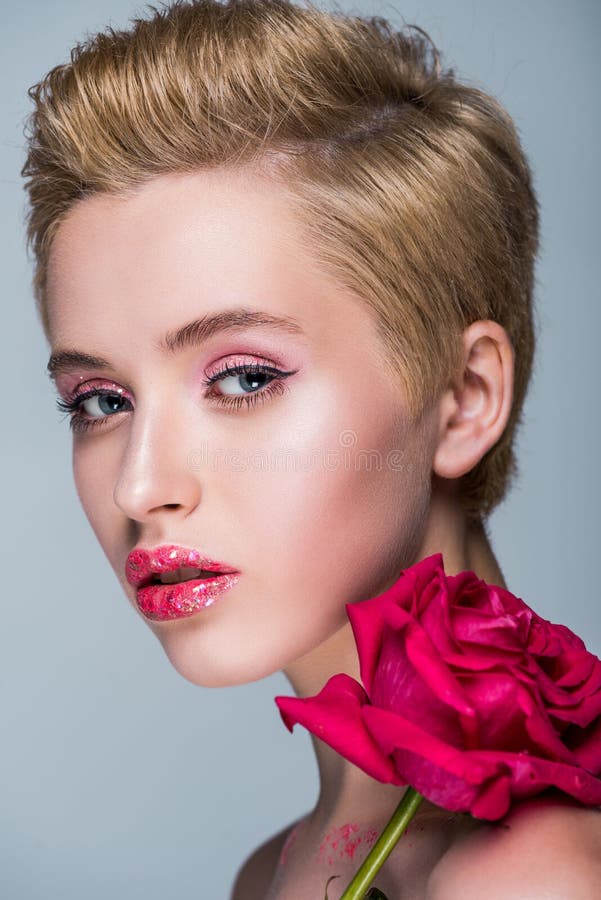 retrato de la mujer atractiva con brillo en los labios y rosa roja imagenes de archivo retrato de la mujer atractiva con brillo en los labios y rosa roja imagenes de archivo