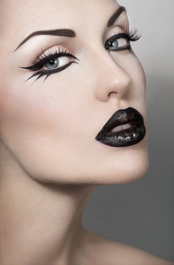 Retrato De La Mujer Atractiva Con Maquillaje Gótico Imagen de archivo - Imagen de ojos, cara: 28235279 Retrato De La Mujer Atractiva Con Maquillaje Gótico Imagen de archivo - Imagen de ojos, cara: 28235279