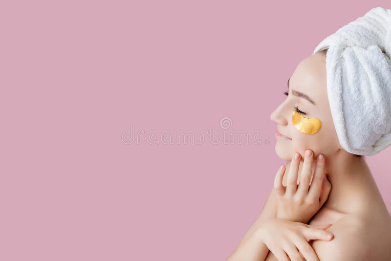 Retrato de la mujer de la belleza con los remiendos del ojo en fondo rosado Cara de la belleza de la mujer con la m?scara debajo fotos de archivo libres de regalías Retrato de la mujer de la belleza con los remiendos del ojo en fondo rosado Cara de la belleza de la mujer con la m?scara debajo fotos de archivo libres de regalías