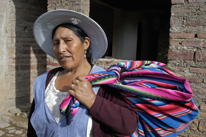 retrato-de-la-mujer-boliviana-en-vestido-tradicional-36456360.jpg