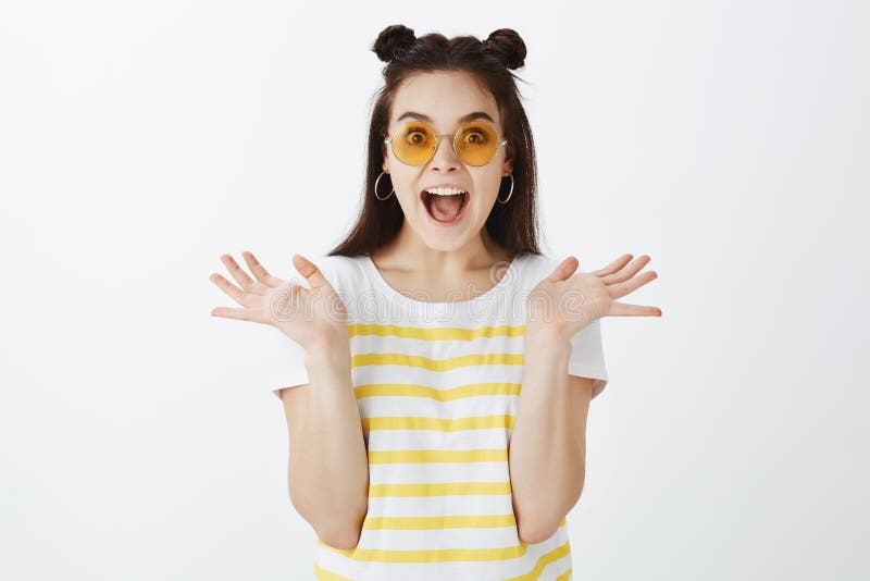 Retrato de la mujer brillante y elegante sorprendida e impresionada en gafas de sol y camiseta rayada amarilla, gritando y fotos de archivo Retrato de la mujer brillante y elegante sorprendida e impresionada en gafas de sol y camiseta rayada amarilla, gritando y fotos de archivo