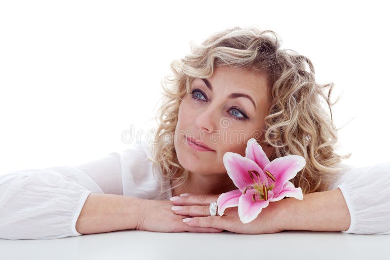 Retrato de la mujer con la flor del lirio imagen de archivo Retrato de la mujer con la flor del lirio imagen de archivo