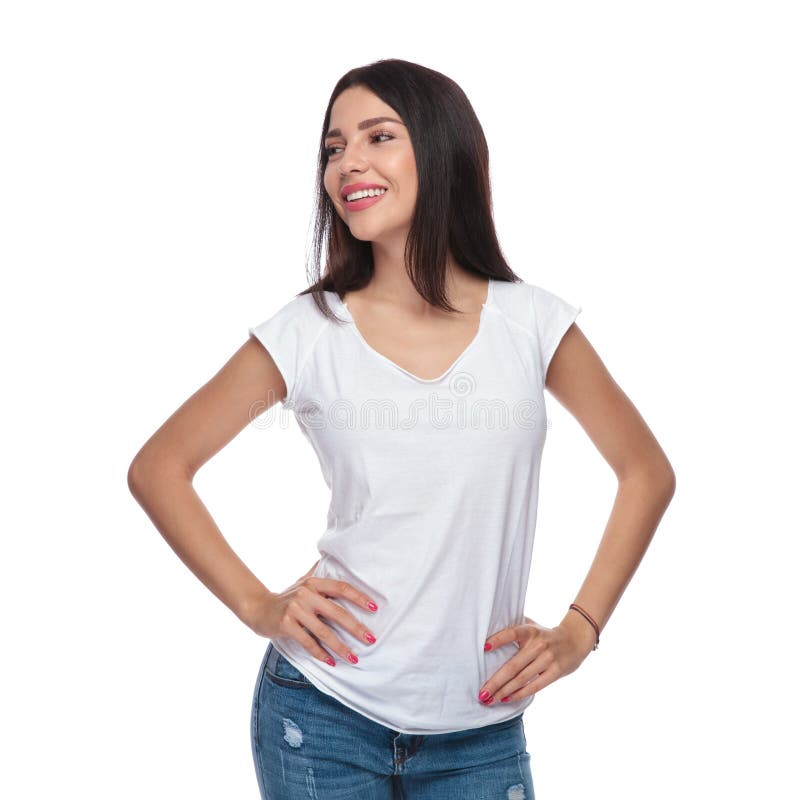 Retrato de la mujer confiada en la camiseta blanca que mira al lado